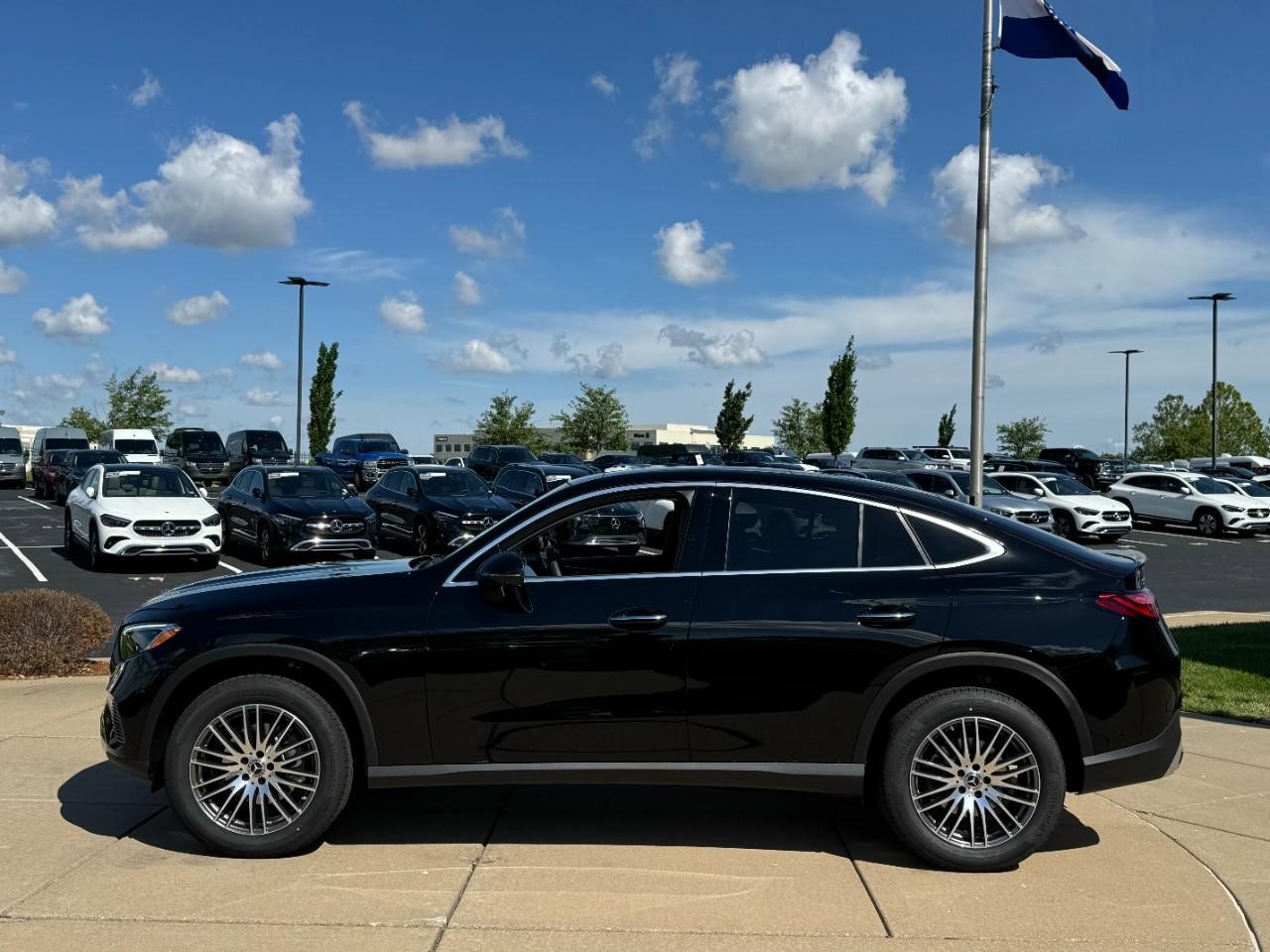 Mercedes-Benz GLC Vehicle Full-screen Gallery Image 2