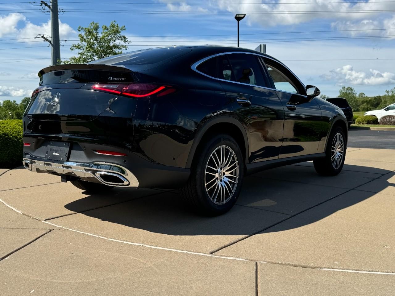 Mercedes-Benz GLC Vehicle Full-screen Gallery Image 4