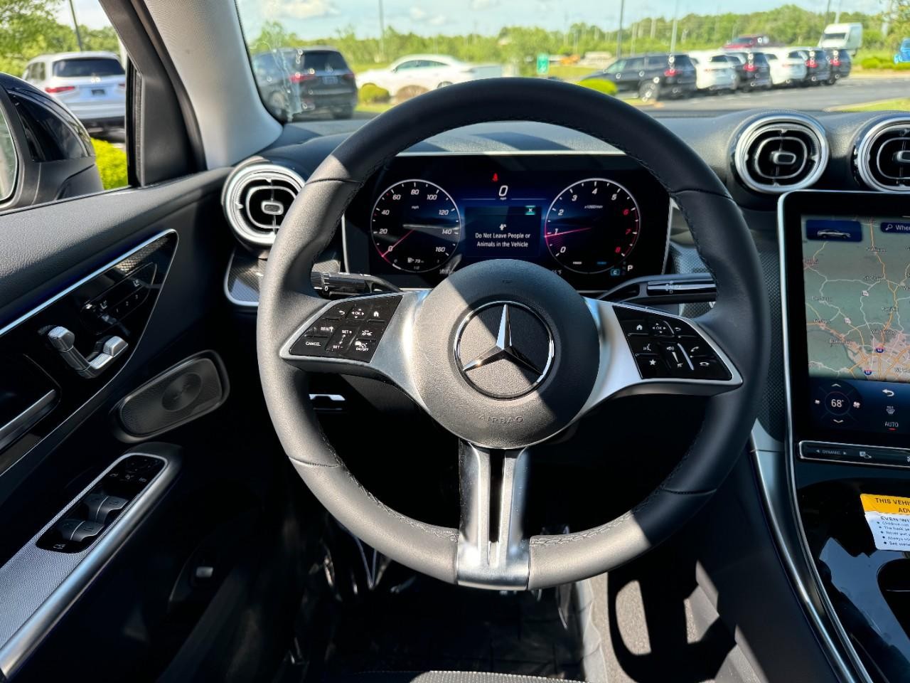 Mercedes-Benz GLC Vehicle Full-screen Gallery Image 7