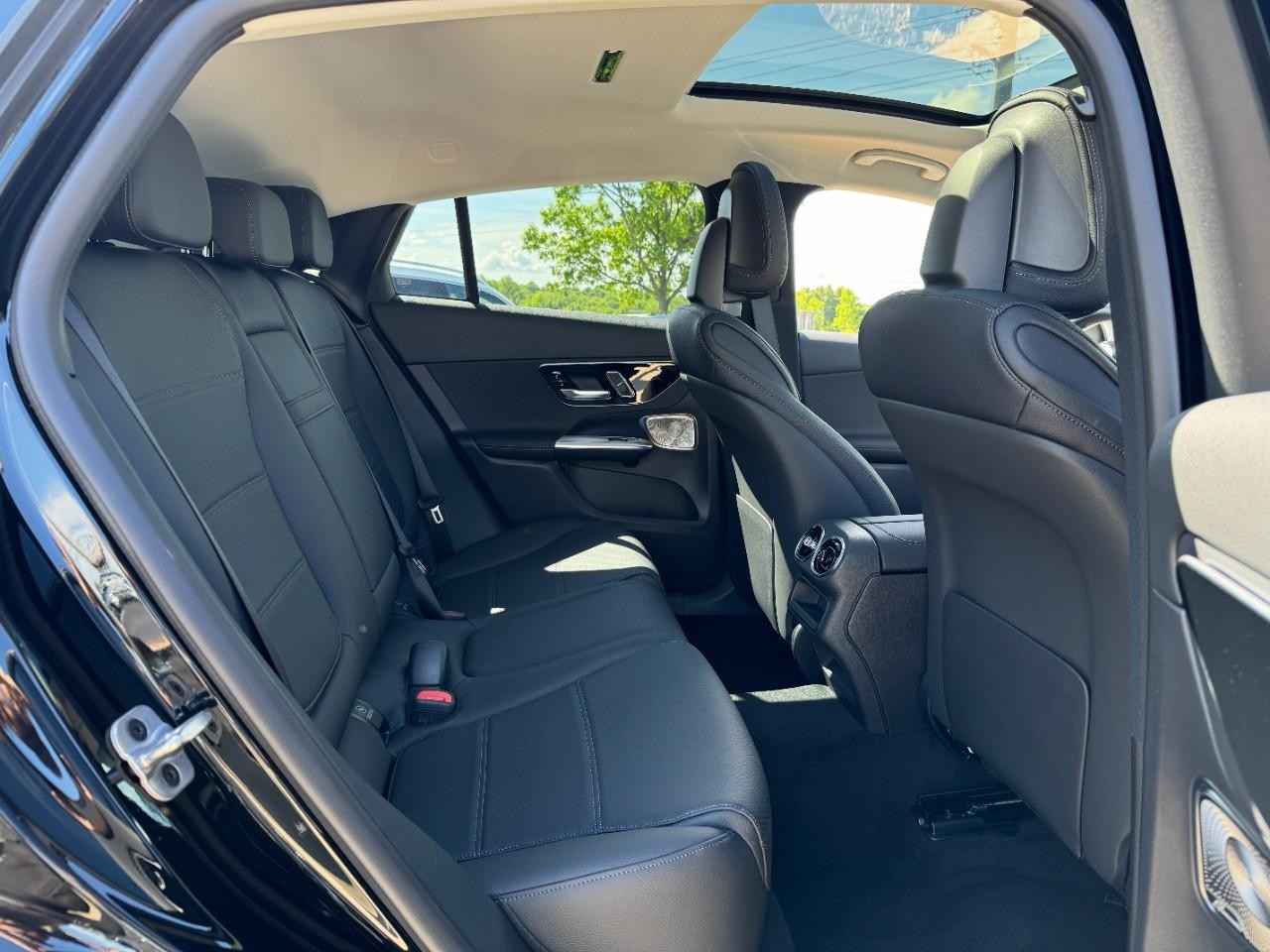 Mercedes-Benz GLC Vehicle Full-screen Gallery Image 9