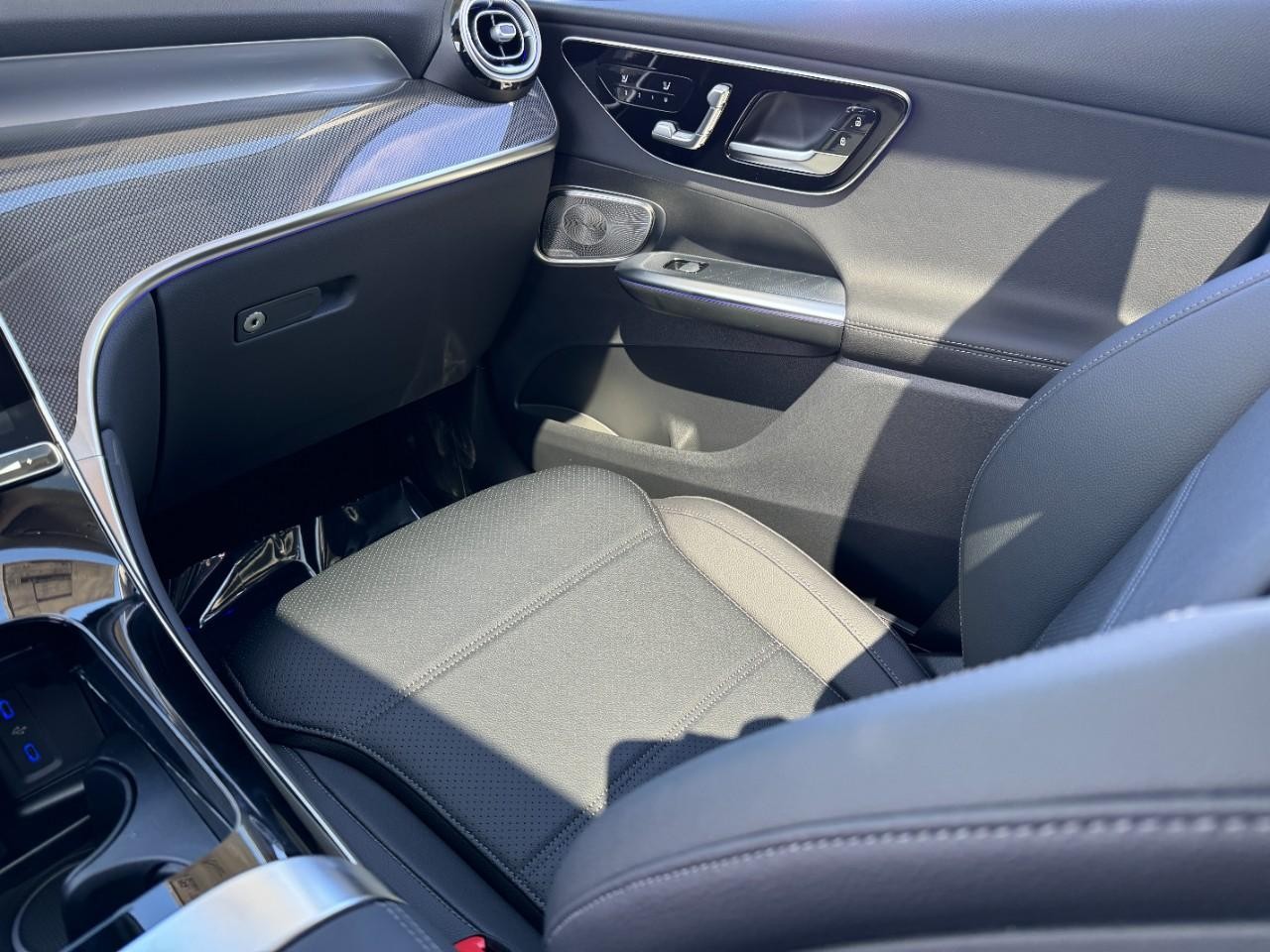 Mercedes-Benz GLC Vehicle Full-screen Gallery Image 10