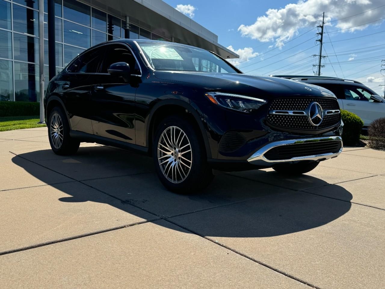 Mercedes-Benz GLC Vehicle Full-screen Gallery Image 11