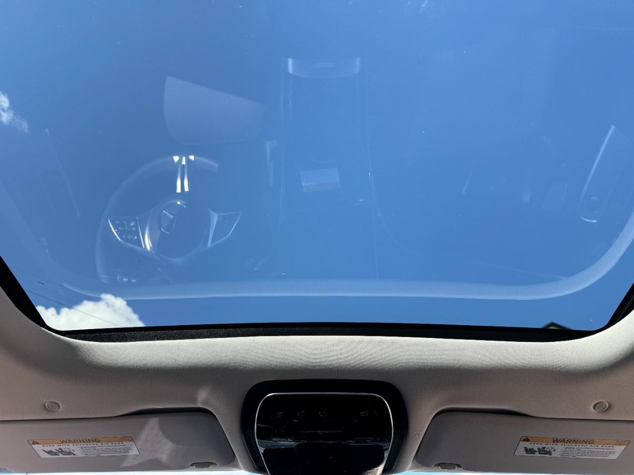 Mercedes-Benz GLC Vehicle Full-screen Gallery Image 18