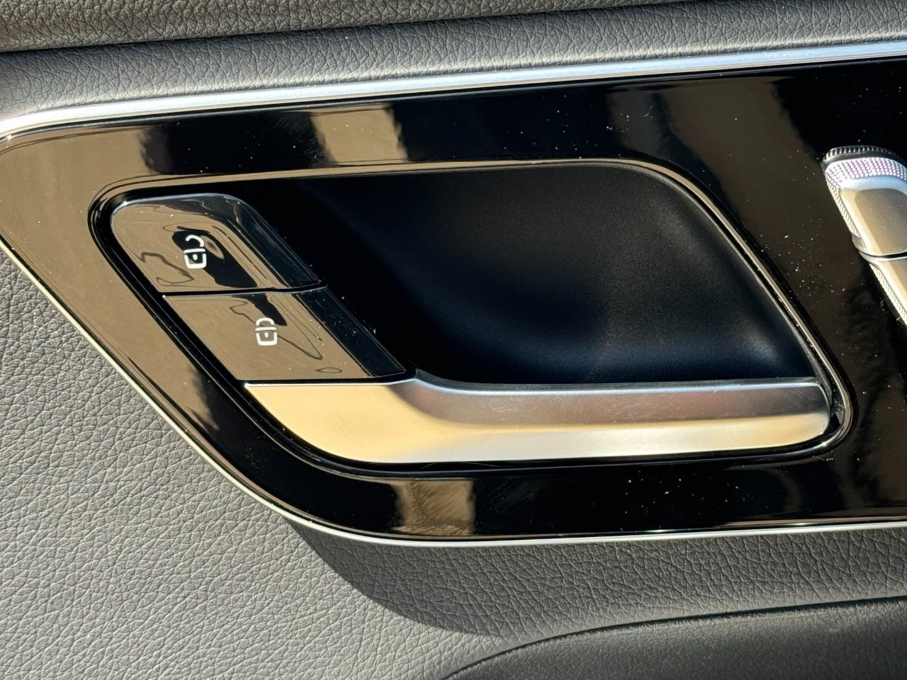 Mercedes-Benz GLC Vehicle Full-screen Gallery Image 22