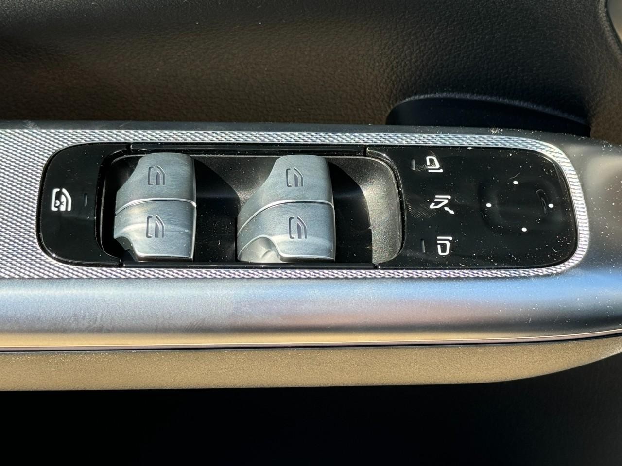 Mercedes-Benz GLC Vehicle Full-screen Gallery Image 23