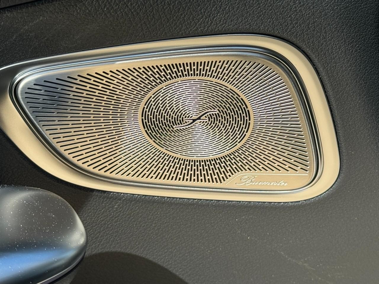 Mercedes-Benz GLC Vehicle Full-screen Gallery Image 24