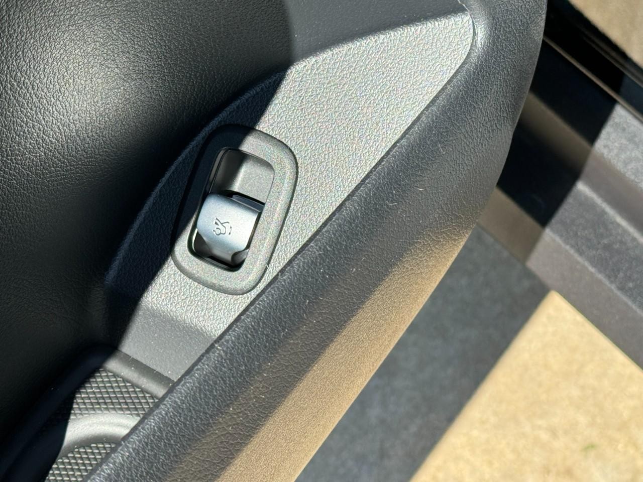 Mercedes-Benz GLC Vehicle Full-screen Gallery Image 25