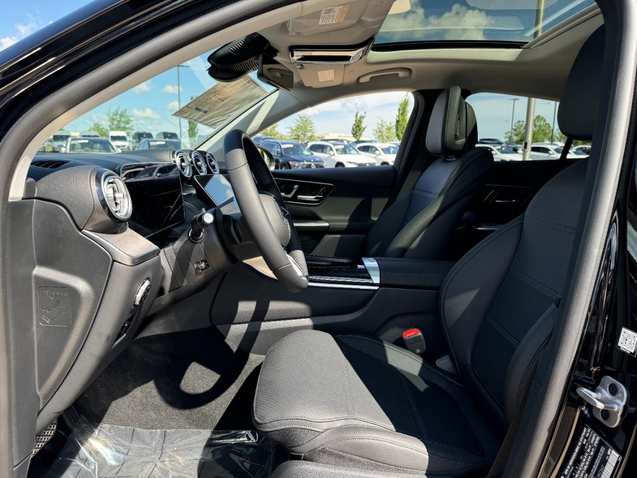 Mercedes-Benz GLC Vehicle Full-screen Gallery Image 26