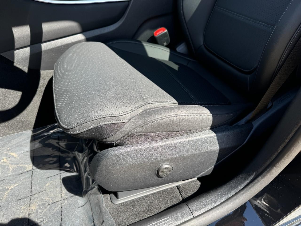 Mercedes-Benz GLC Vehicle Full-screen Gallery Image 27