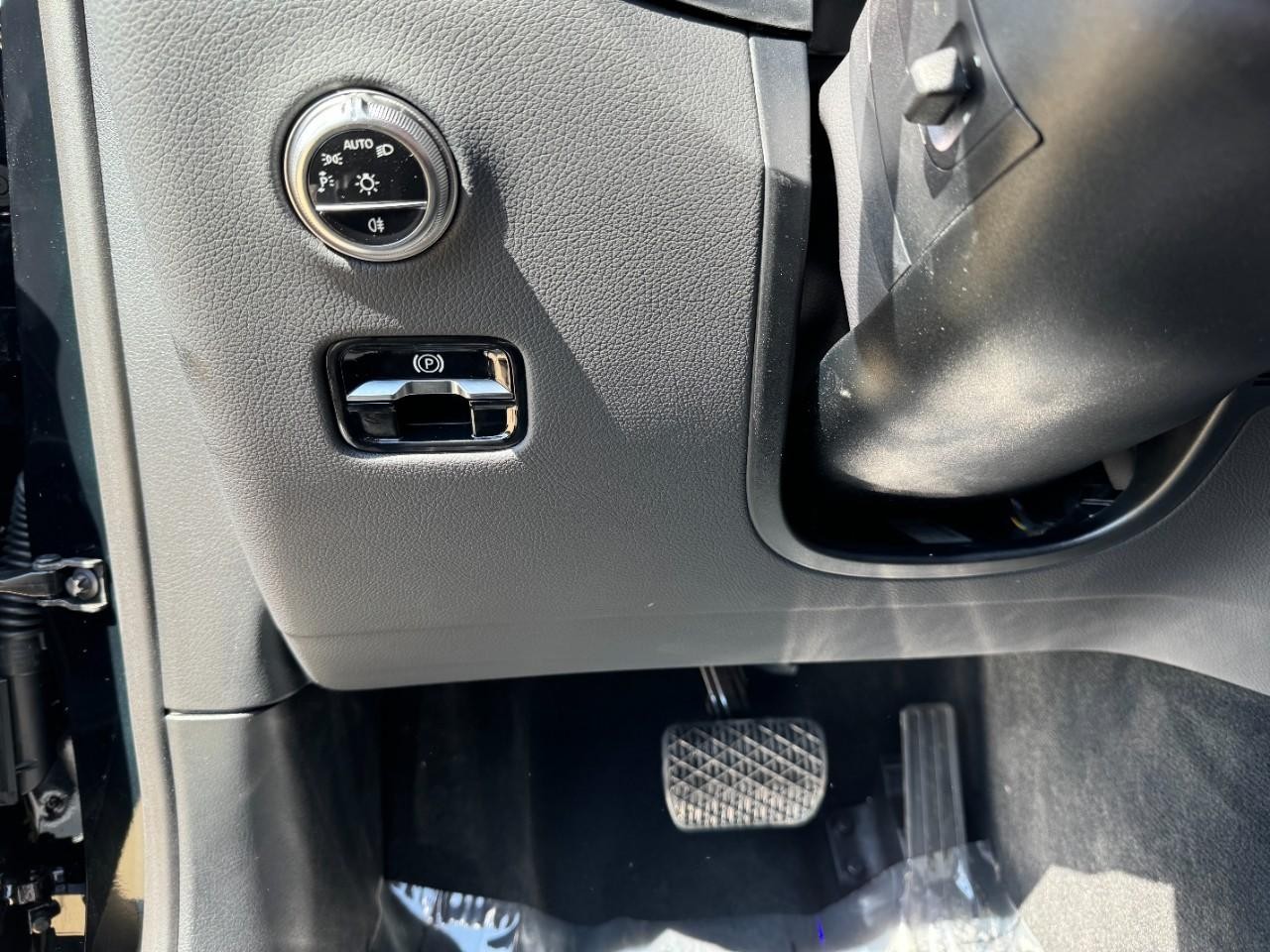 Mercedes-Benz GLC Vehicle Full-screen Gallery Image 28