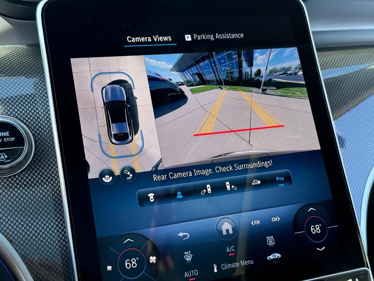 Mercedes-Benz GLC Vehicle Full-screen Gallery Image 31