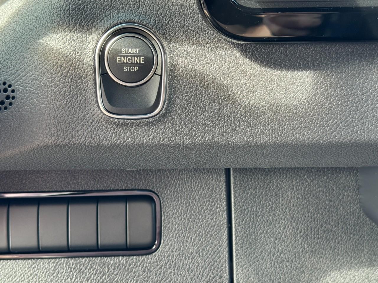 Mercedes-Benz Sprinter Cargo Van Vehicle Full-screen Gallery Image 27