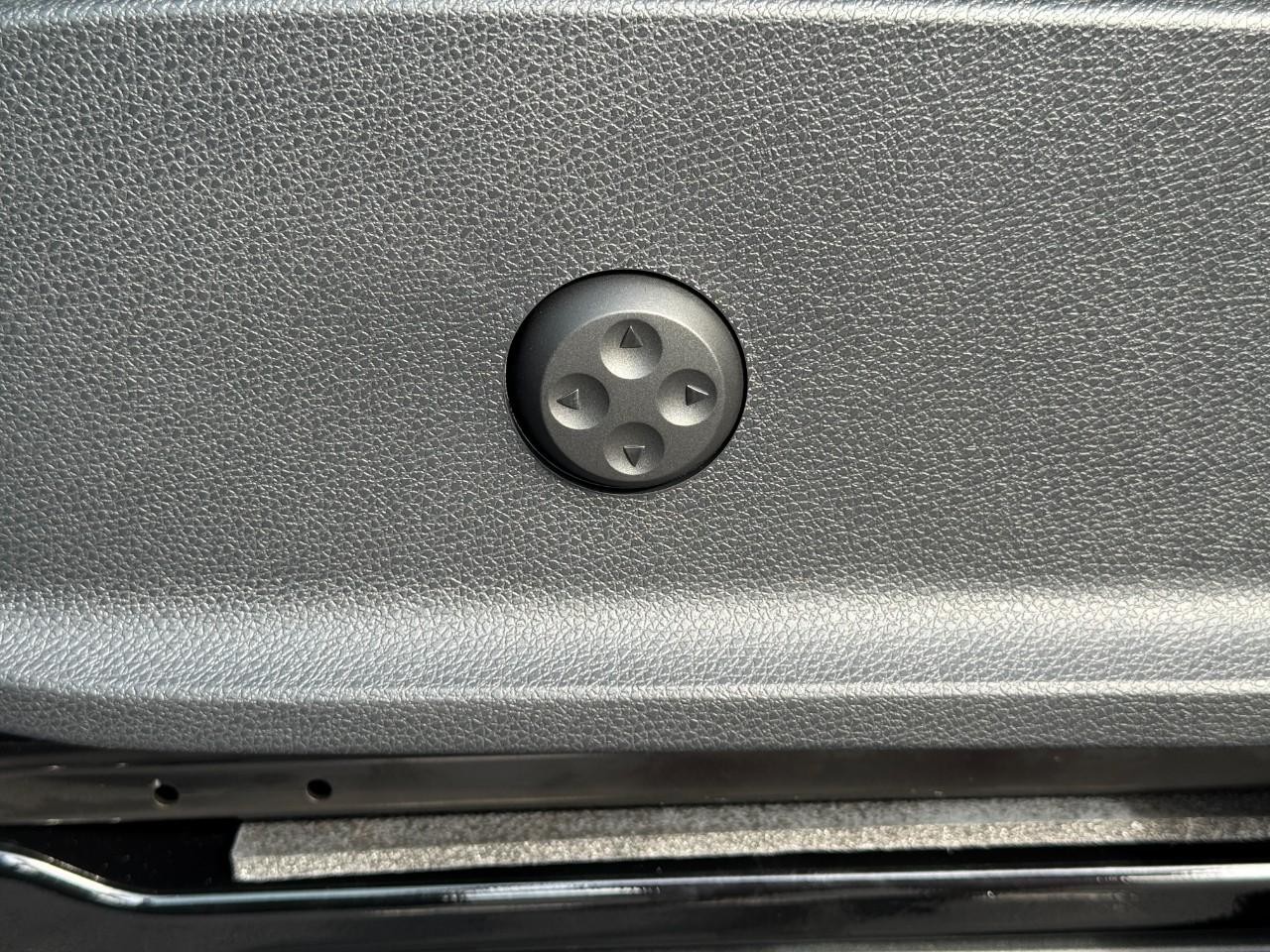 Mercedes-Benz Sprinter Cargo Van Vehicle Full-screen Gallery Image 31