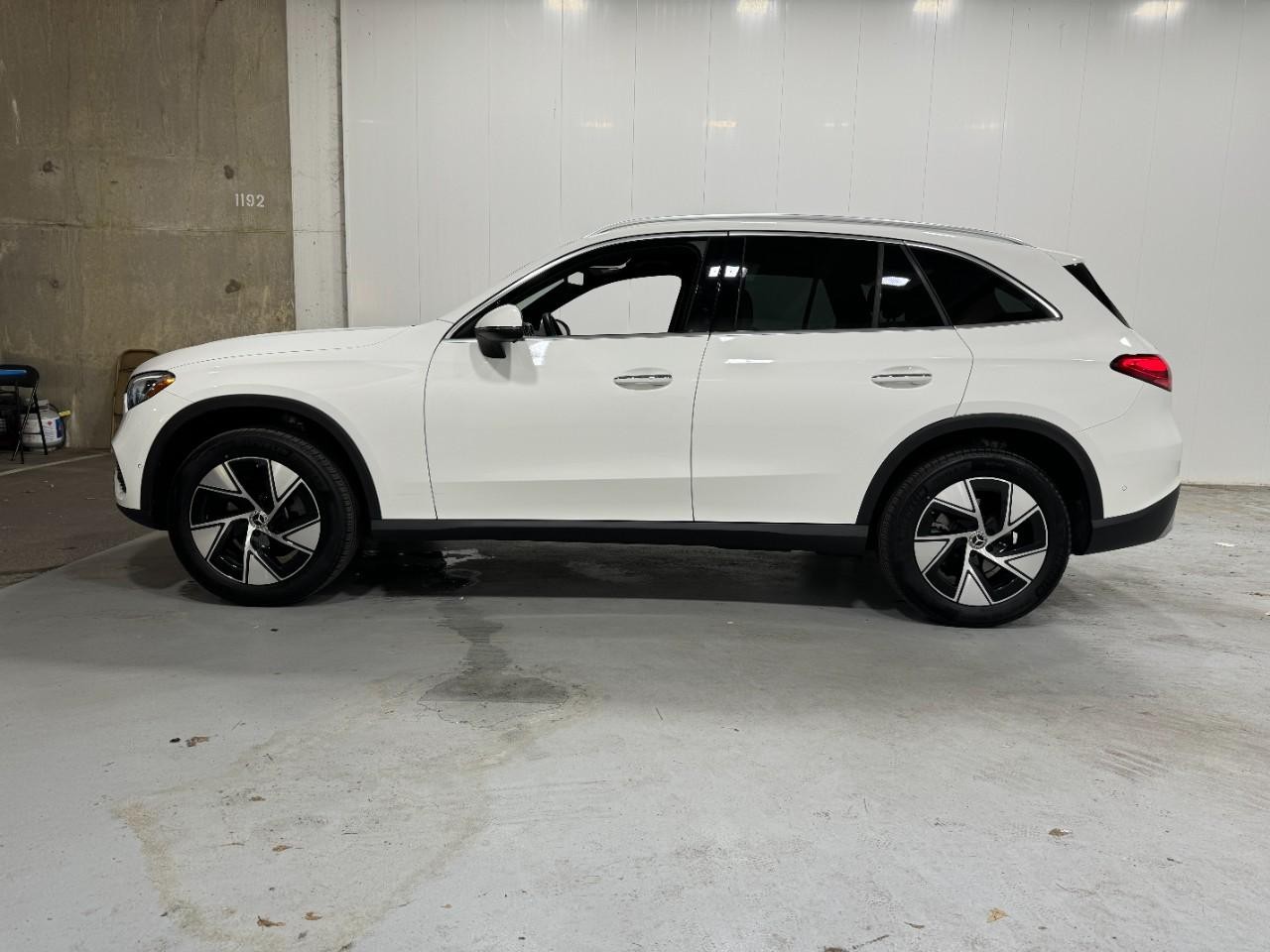 Mercedes-Benz GLC Vehicle Full-screen Gallery Image 2