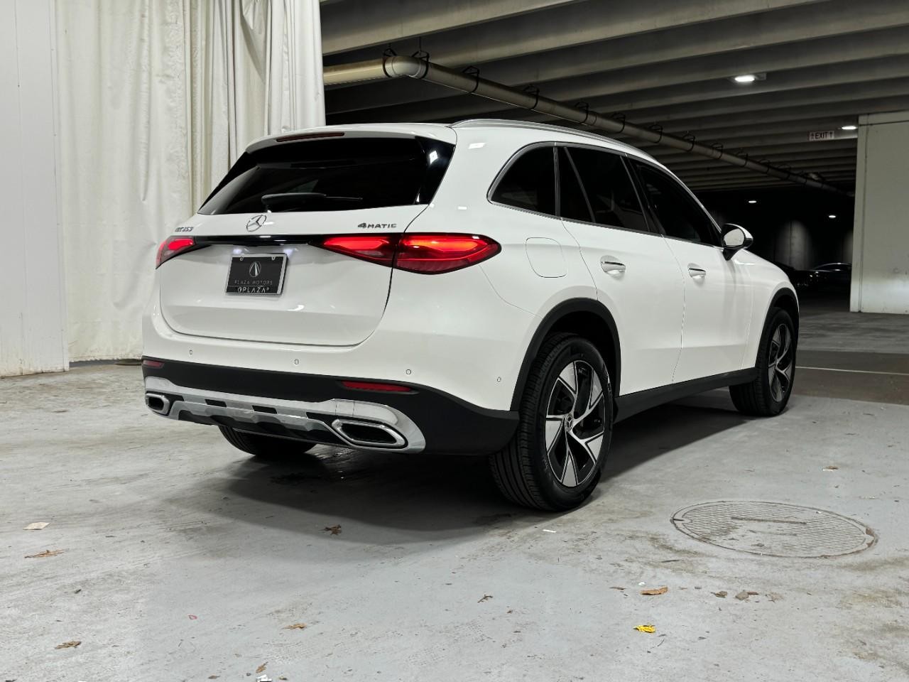 Mercedes-Benz GLC Vehicle Full-screen Gallery Image 4