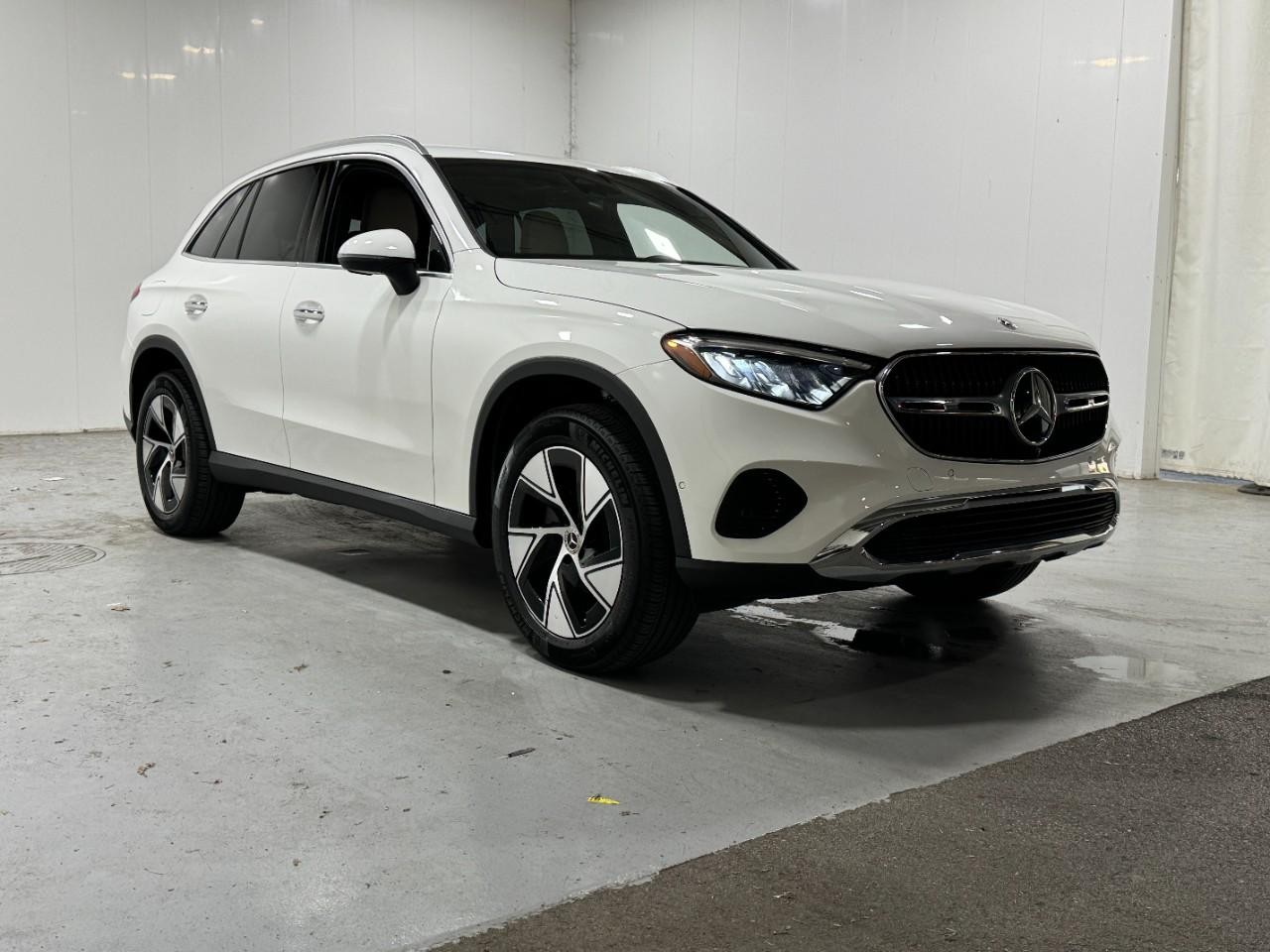 Mercedes-Benz GLC Vehicle Full-screen Gallery Image 6