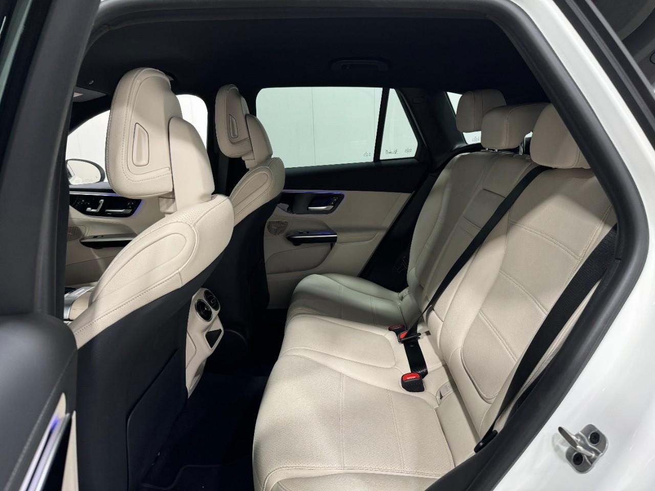 Mercedes-Benz GLC Vehicle Full-screen Gallery Image 8