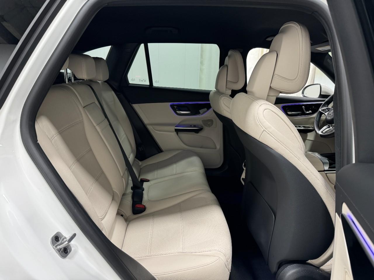 Mercedes-Benz GLC Vehicle Full-screen Gallery Image 10