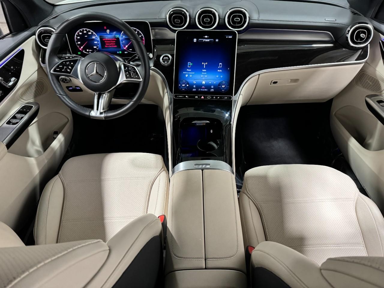 Mercedes-Benz GLC Vehicle Full-screen Gallery Image 11