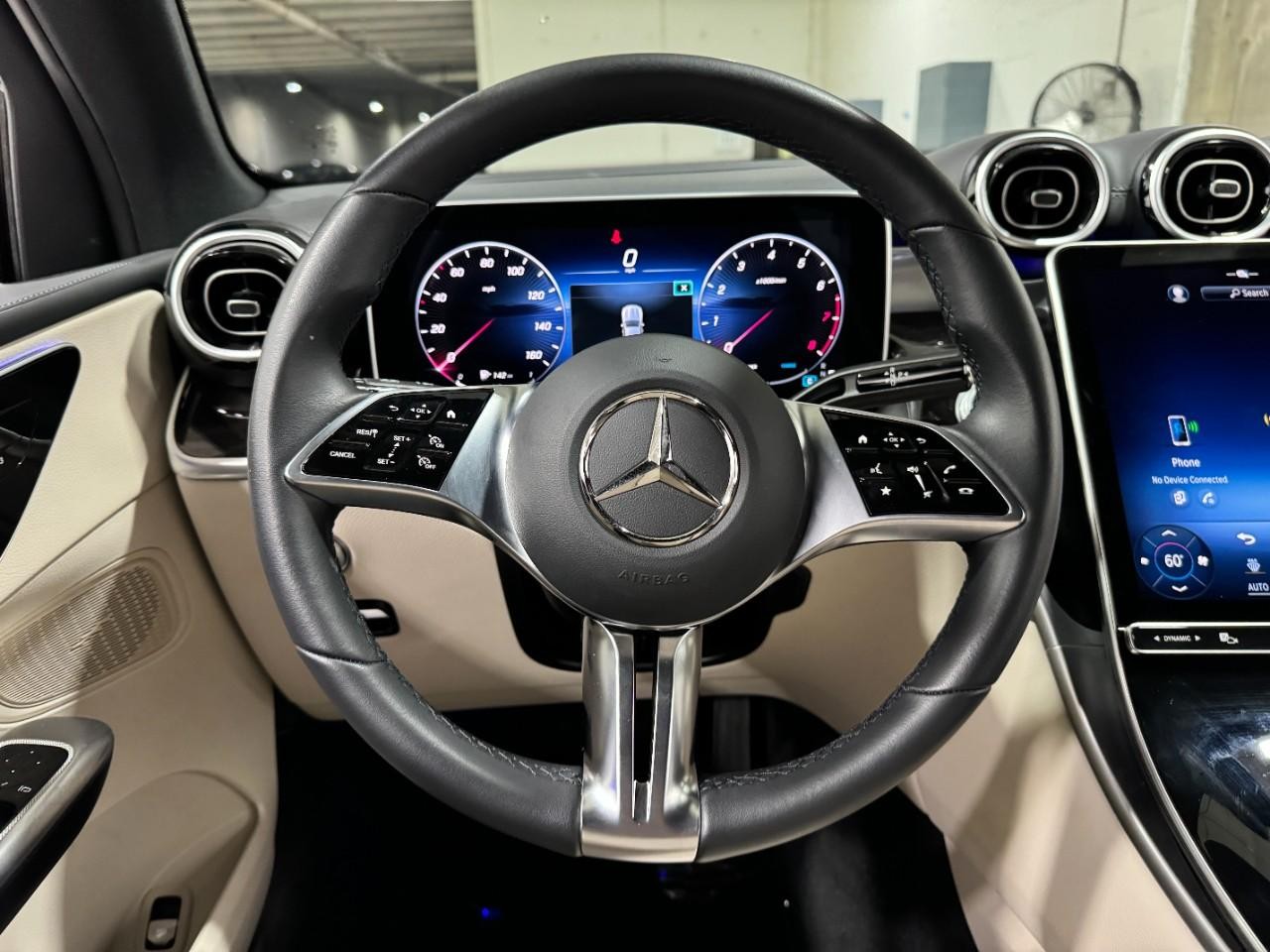 Mercedes-Benz GLC Vehicle Full-screen Gallery Image 12