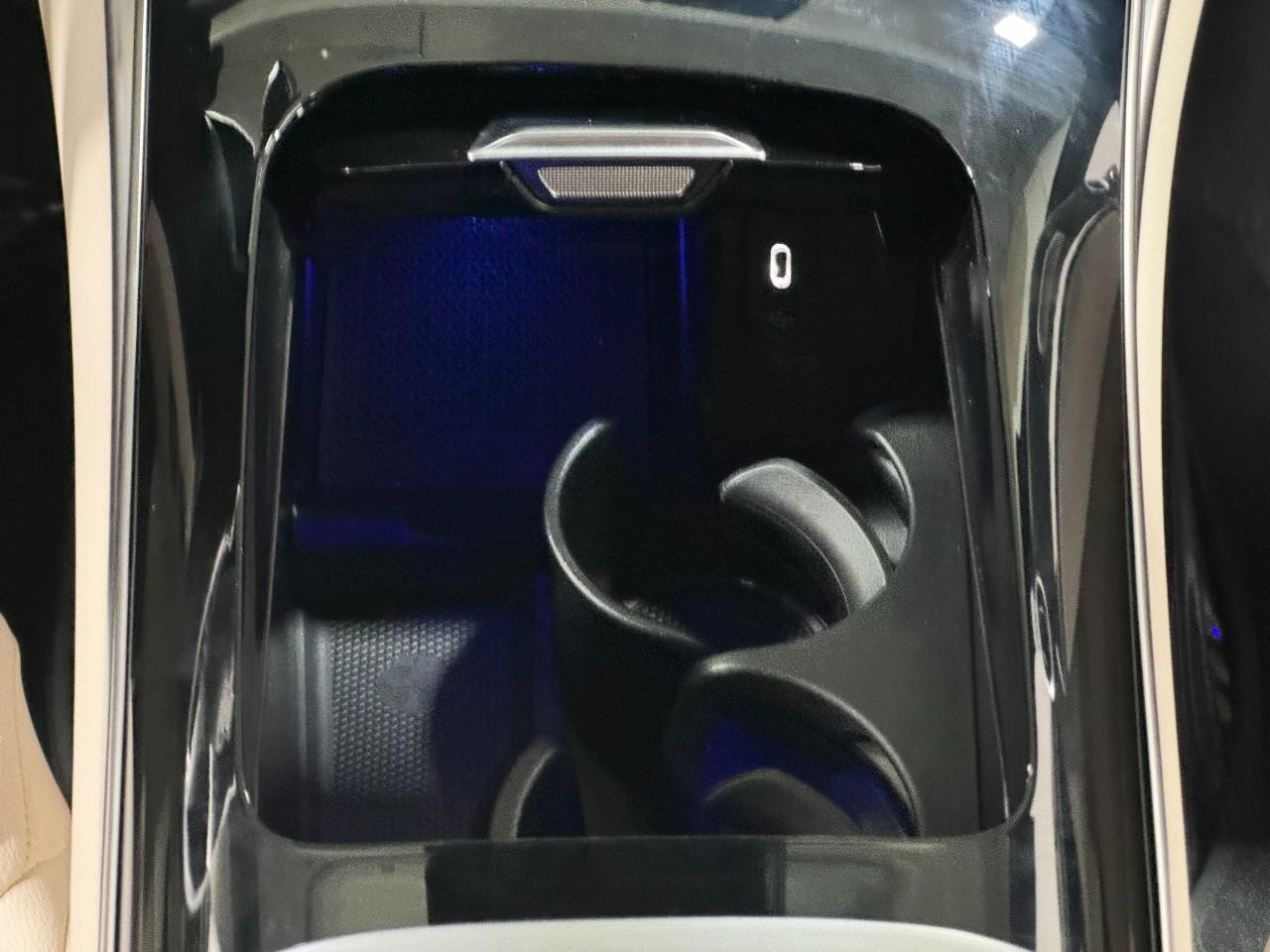 Mercedes-Benz GLC Vehicle Full-screen Gallery Image 15