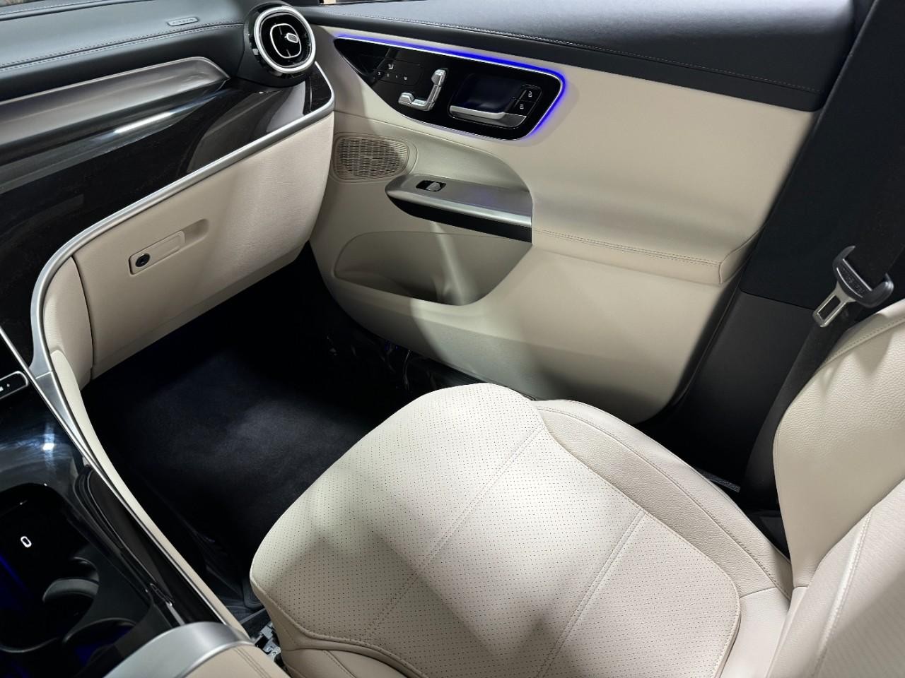 Mercedes-Benz GLC Vehicle Full-screen Gallery Image 16