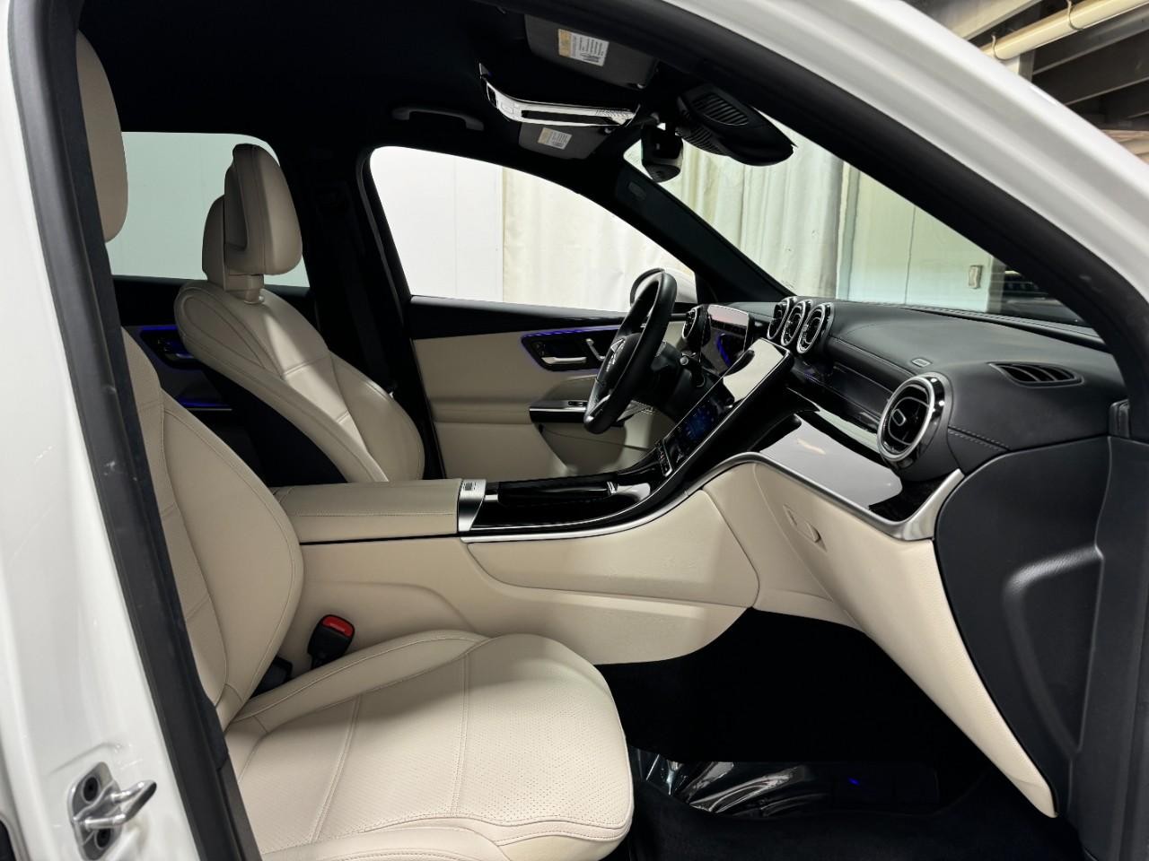 Mercedes-Benz GLC Vehicle Full-screen Gallery Image 17