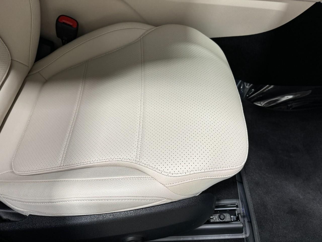 Mercedes-Benz GLC Vehicle Full-screen Gallery Image 18