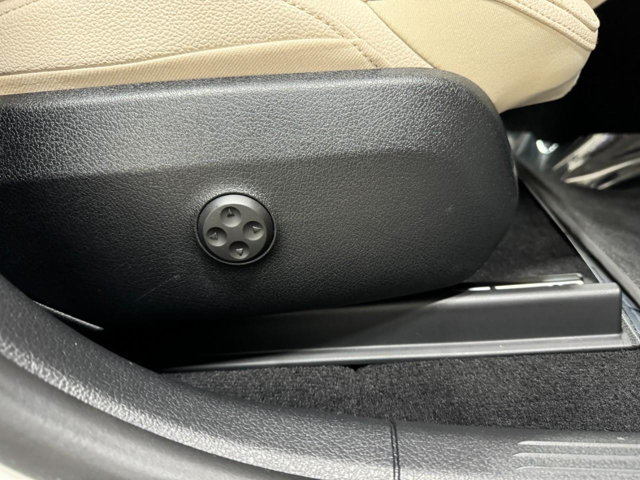 Mercedes-Benz GLC Vehicle Full-screen Gallery Image 19