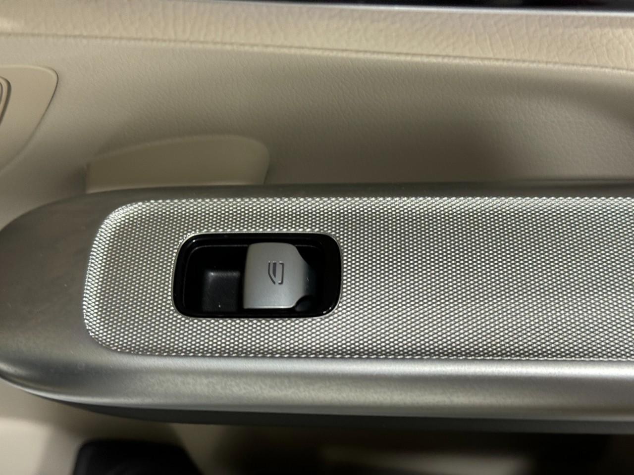 Mercedes-Benz GLC Vehicle Full-screen Gallery Image 22