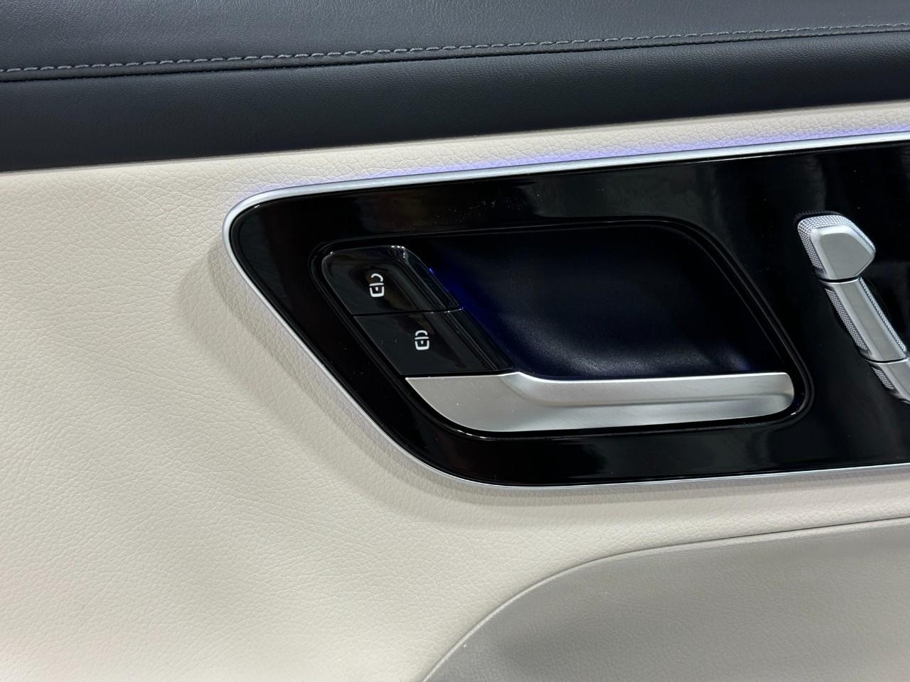 Mercedes-Benz GLC Vehicle Full-screen Gallery Image 24