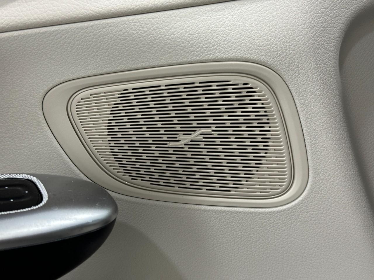 Mercedes-Benz GLC Vehicle Full-screen Gallery Image 26