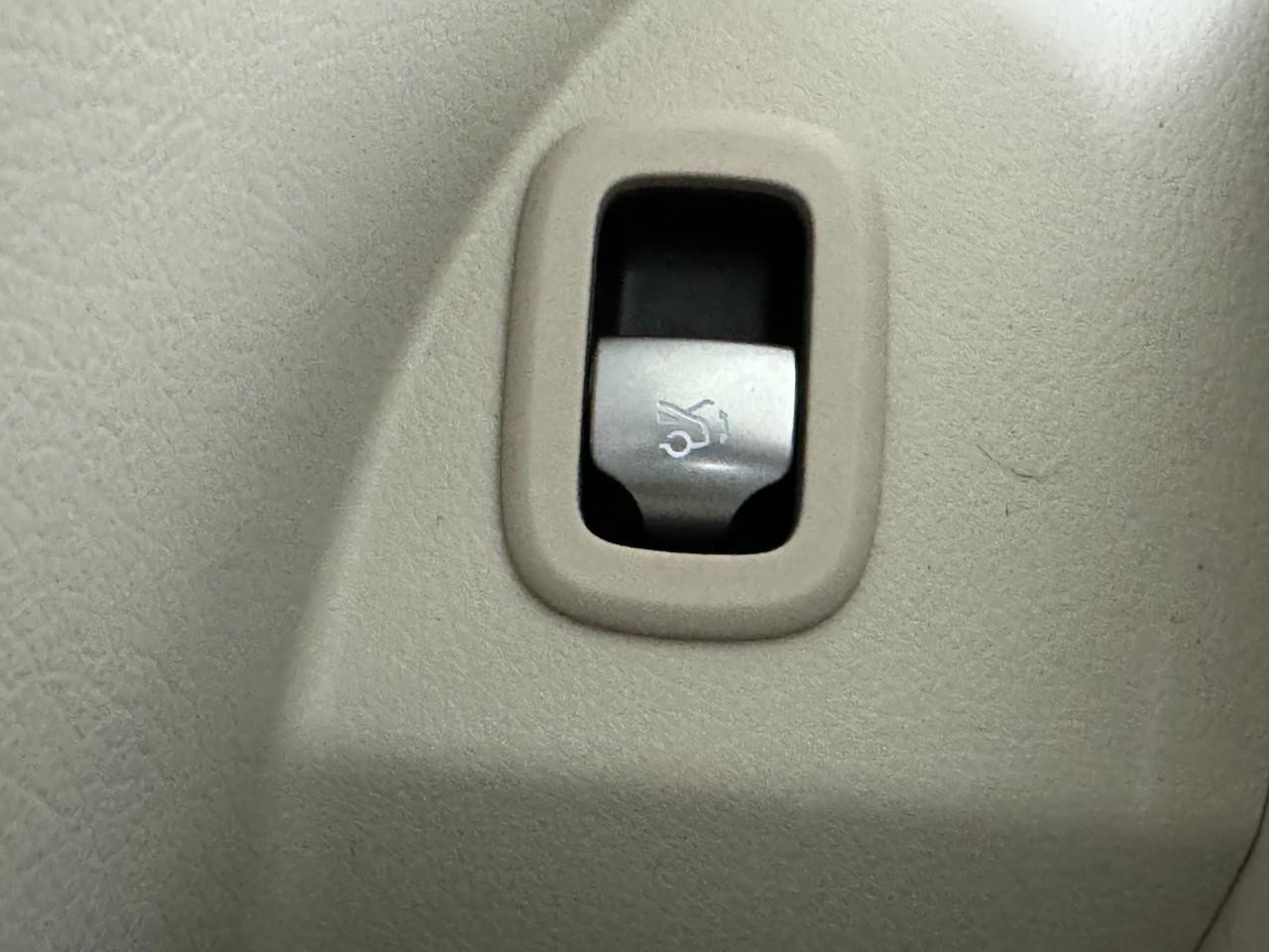 Mercedes-Benz GLC Vehicle Full-screen Gallery Image 27