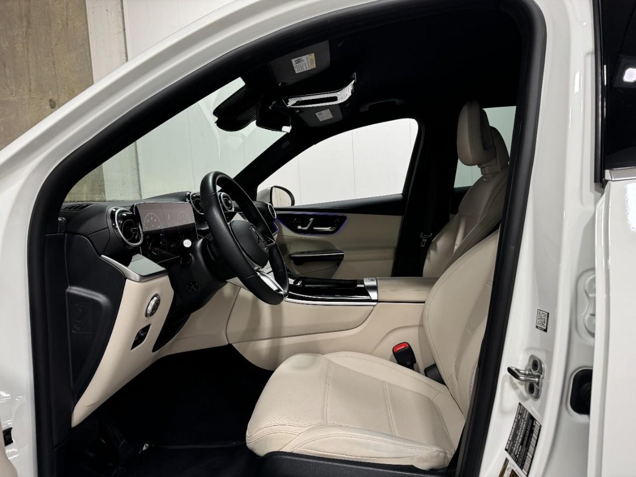 Mercedes-Benz GLC Vehicle Full-screen Gallery Image 28