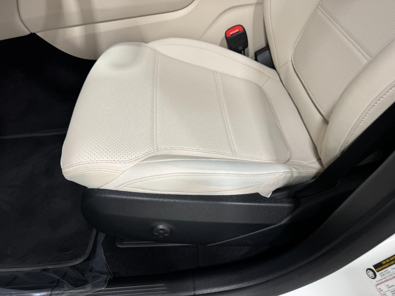 Mercedes-Benz GLC Vehicle Full-screen Gallery Image 29