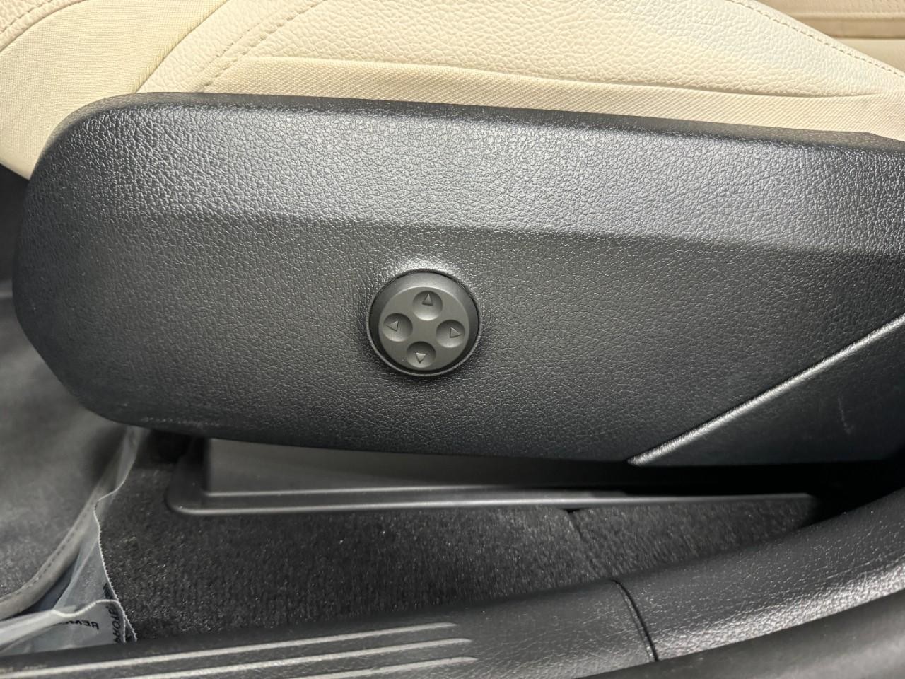 Mercedes-Benz GLC Vehicle Full-screen Gallery Image 30