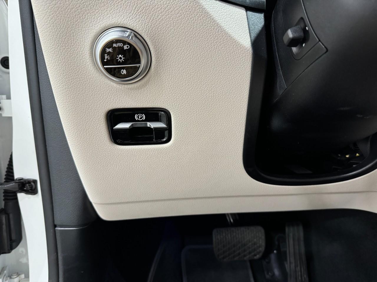 Mercedes-Benz GLC Vehicle Full-screen Gallery Image 31