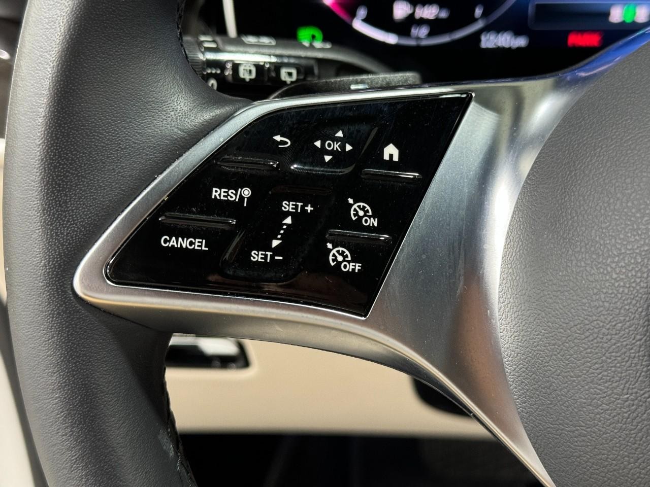 Mercedes-Benz GLC Vehicle Full-screen Gallery Image 32