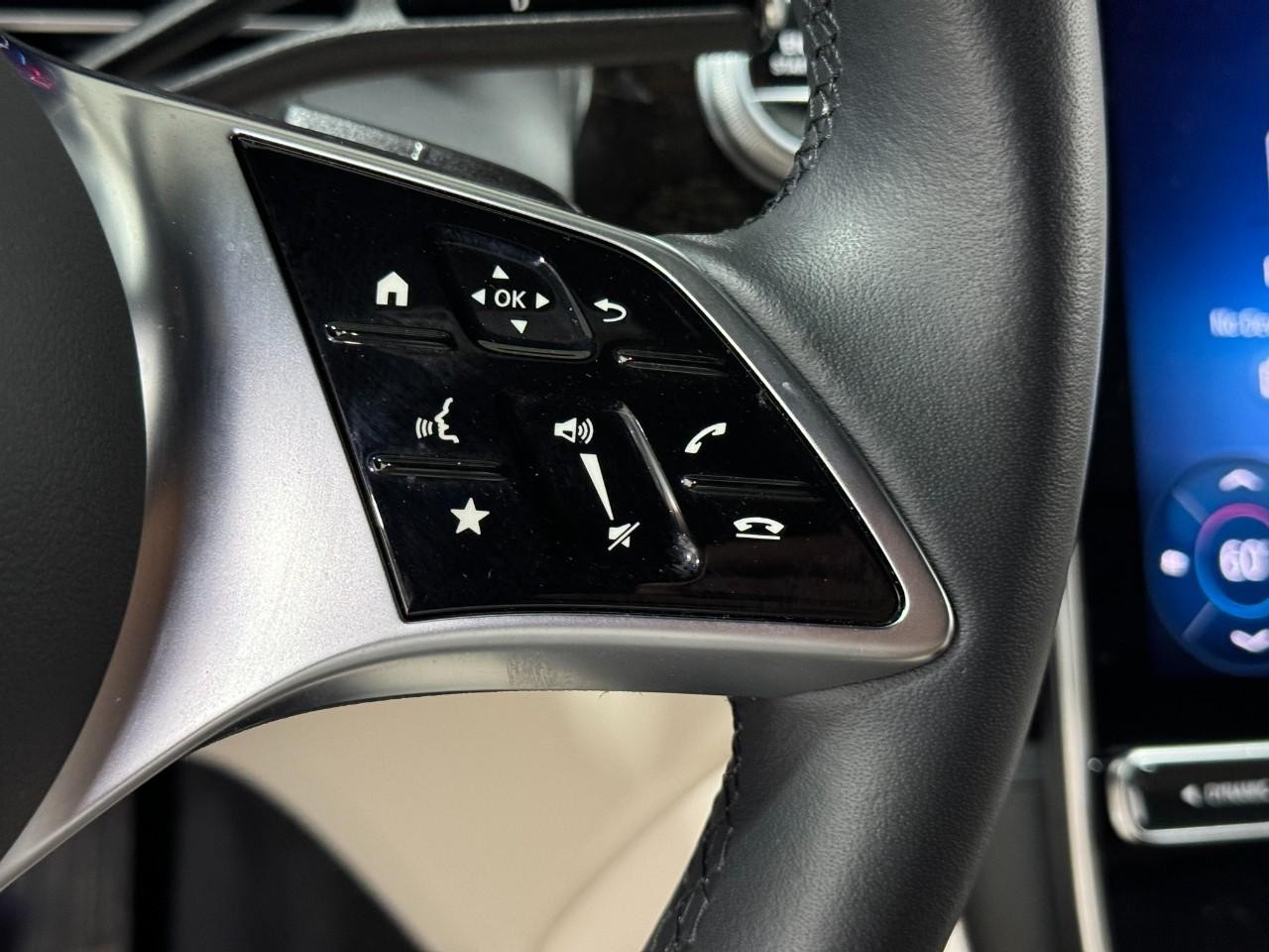 Mercedes-Benz GLC Vehicle Full-screen Gallery Image 33