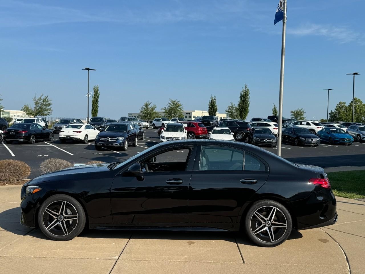 Mercedes-Benz C-Class Vehicle Full-screen Gallery Image 2