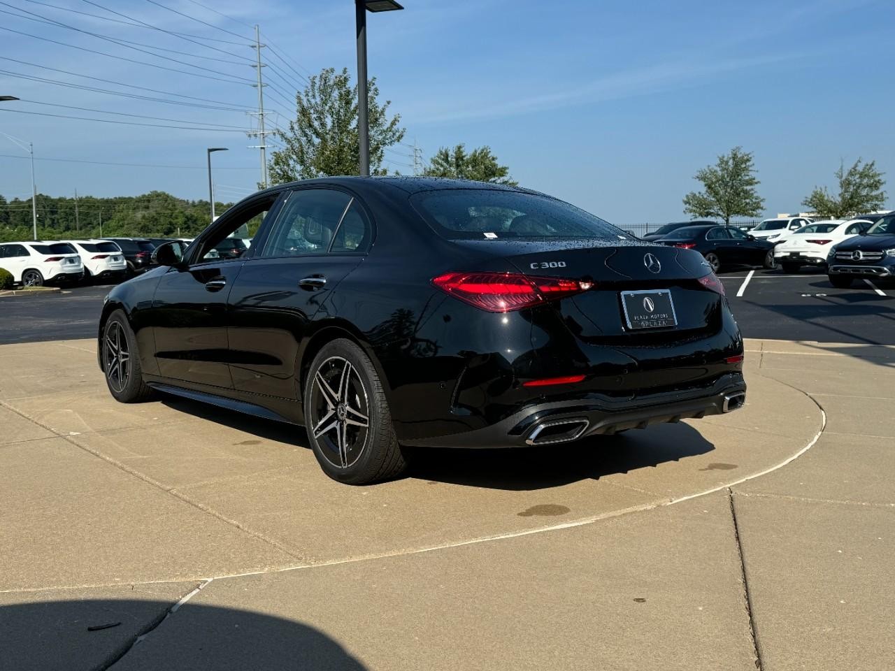 Mercedes-Benz C-Class Vehicle Full-screen Gallery Image 3