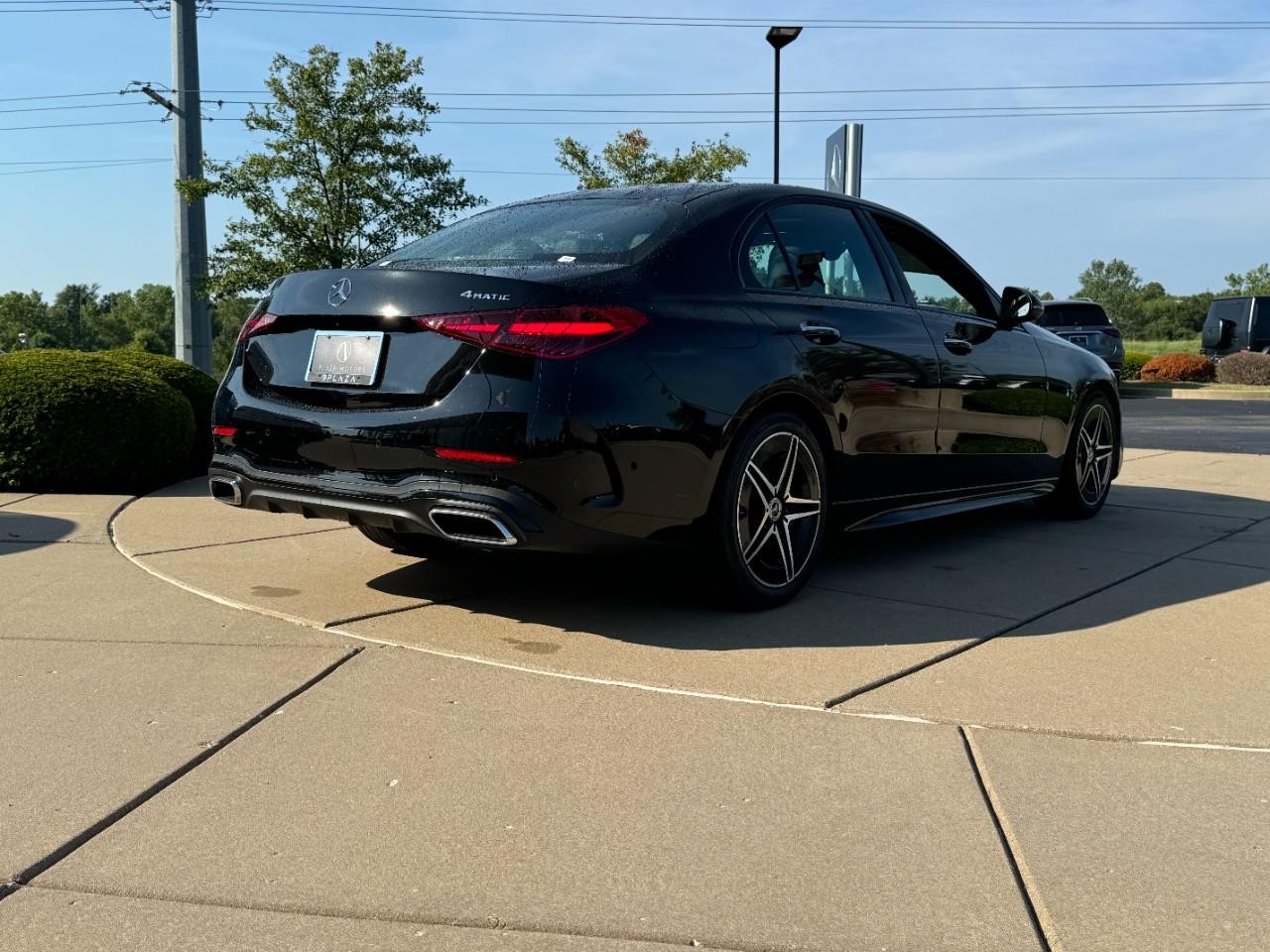 Mercedes-Benz C-Class Vehicle Full-screen Gallery Image 4