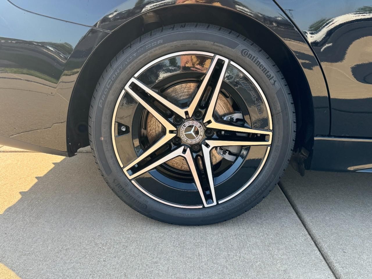 Mercedes-Benz C-Class Vehicle Full-screen Gallery Image 5