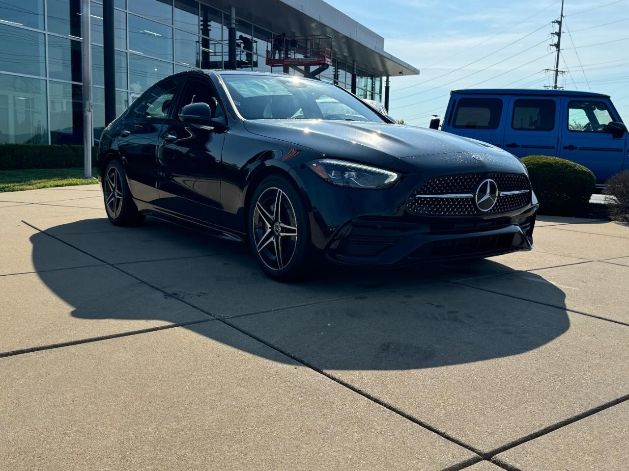 Mercedes-Benz C-Class Vehicle Full-screen Gallery Image 6