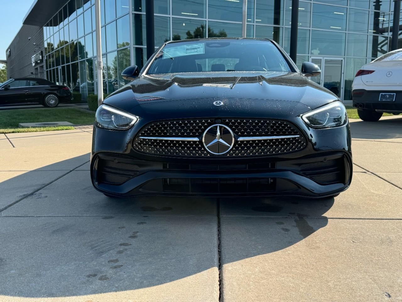 Mercedes-Benz C-Class Vehicle Full-screen Gallery Image 7