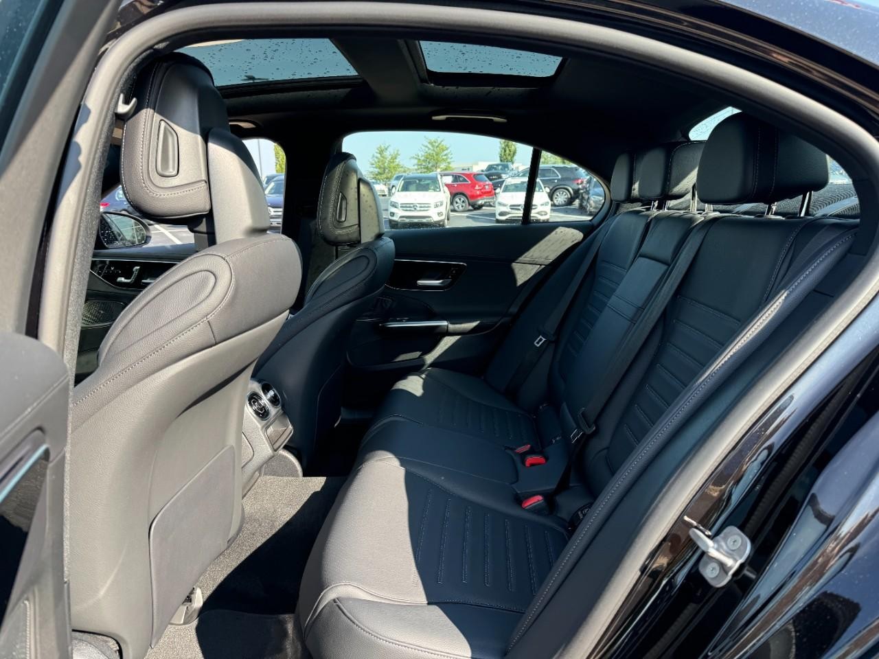 Mercedes-Benz C-Class Vehicle Full-screen Gallery Image 8