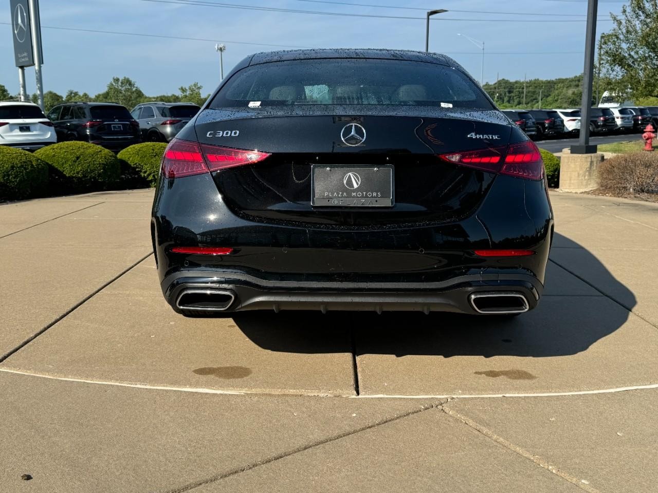 Mercedes-Benz C-Class Vehicle Full-screen Gallery Image 9
