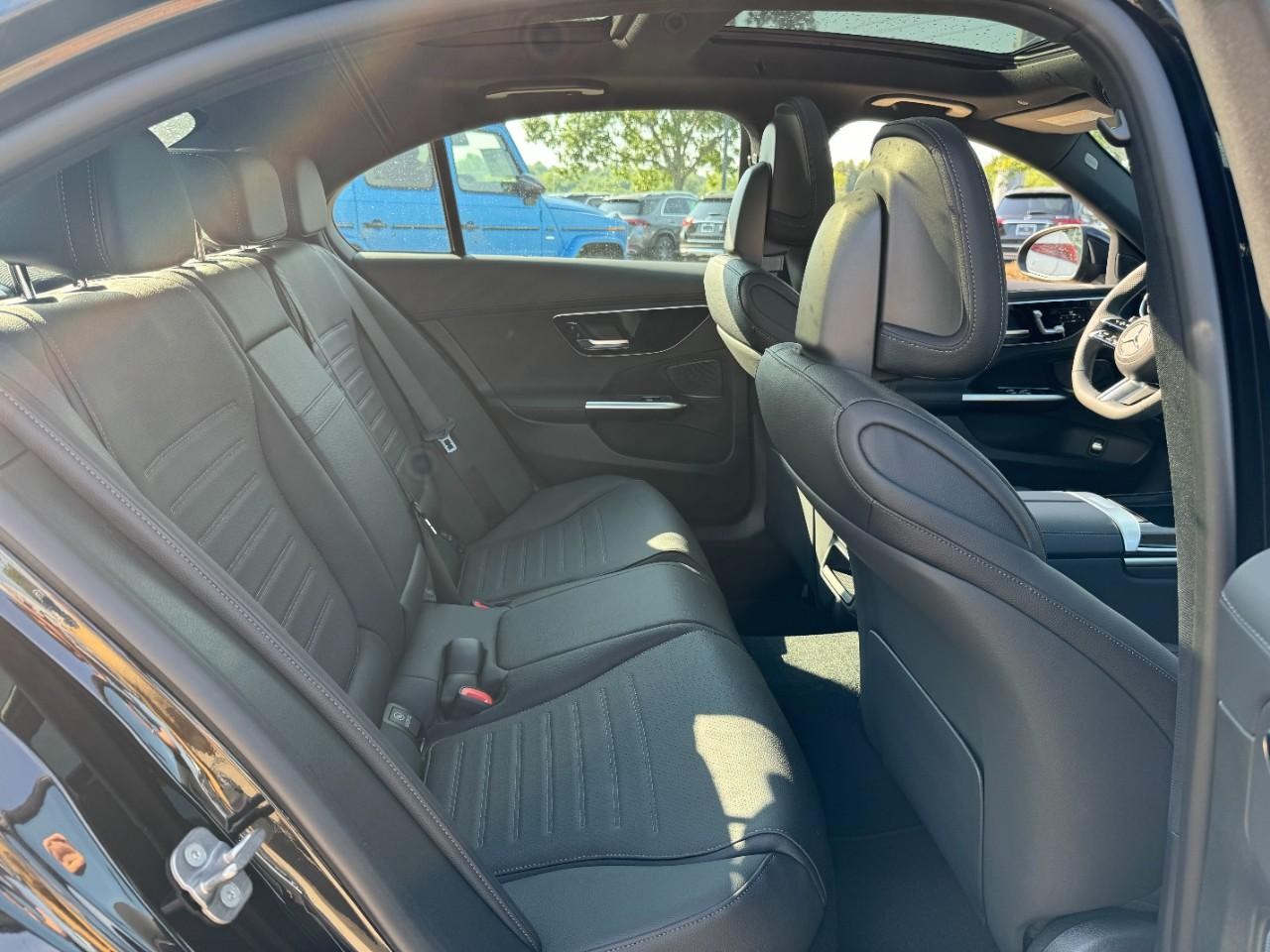 Mercedes-Benz C-Class Vehicle Full-screen Gallery Image 10