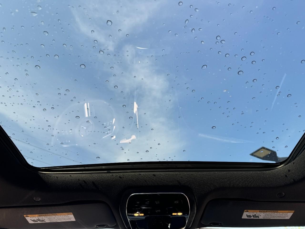 Mercedes-Benz C-Class Vehicle Full-screen Gallery Image 11