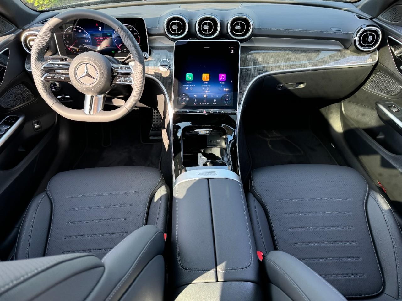 Mercedes-Benz C-Class Vehicle Full-screen Gallery Image 12